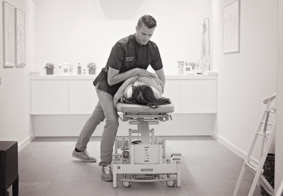 Osteopaat Lieven Van Reybrouck behandelt een patiënt in zijn praktijk.